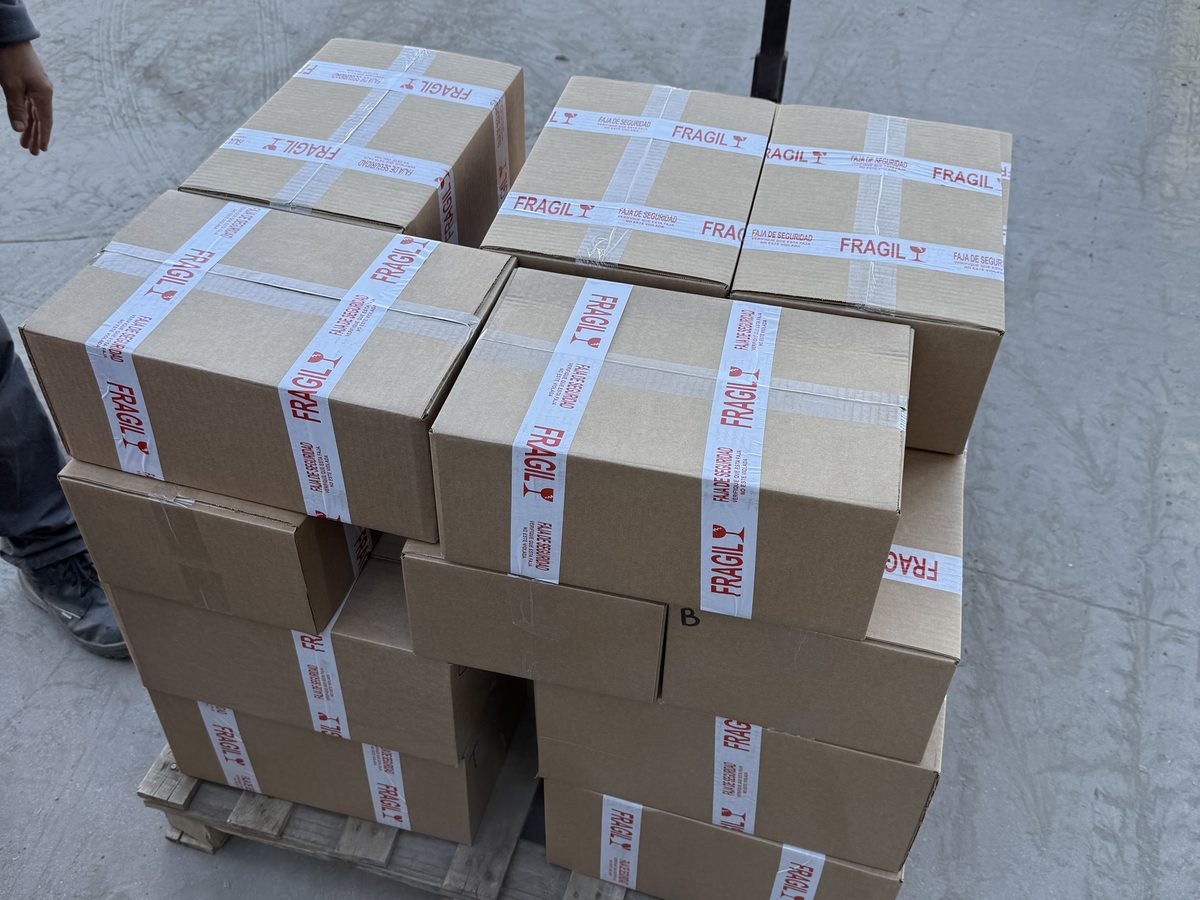 Pallet de cajas Golox empacadas para distribución B2B en el galpón