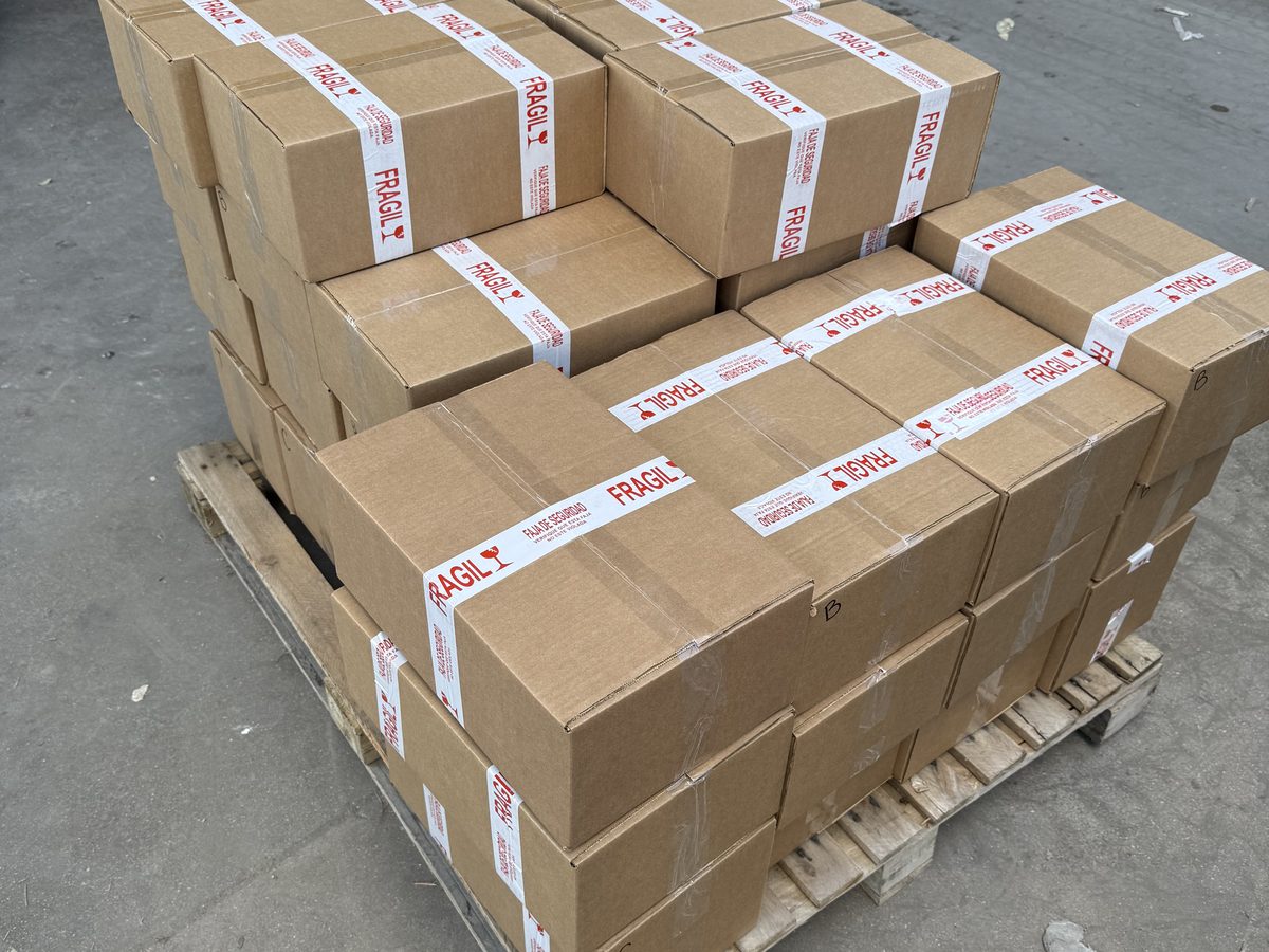 Pallet con cajas de chocolate Golox embaladas con cinta FRAGIL, listas para despacho B2B