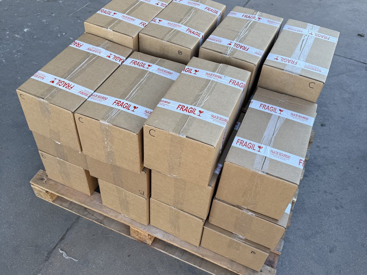 Pallet de cajas FRAGIL de Chocofrases preparadas para despacho a clientes mayoristas